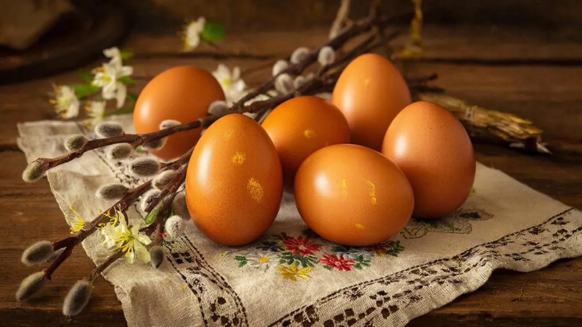 Красим яйца на Пасху в «медовый» цвет — получается красивее золота, позавидует даже курочка Ряба