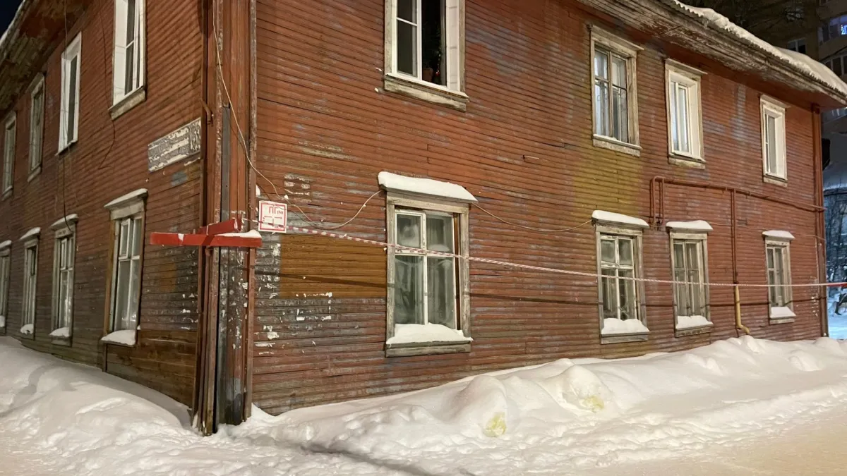 Сошедший с крыши снег заблокировал пенсионерку в доме в Московской области 