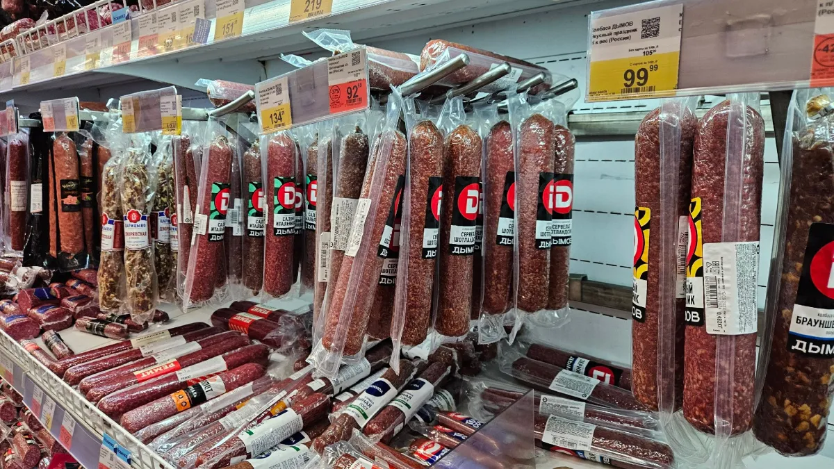 Колбаса в Подмосковье по 12 рублей: торговые сети опровергли версию о хакерской атаке