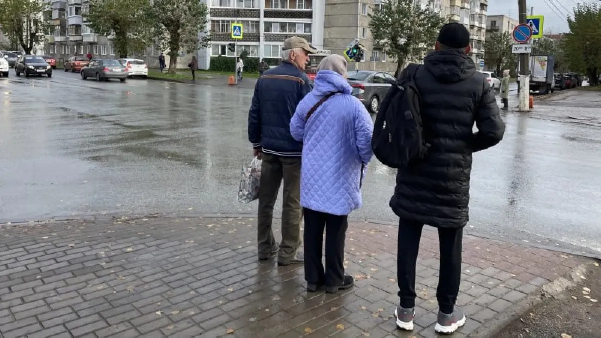 В ГАИ дали ответ: нужно ли пропускать пешехода, который стоит на тротуаре