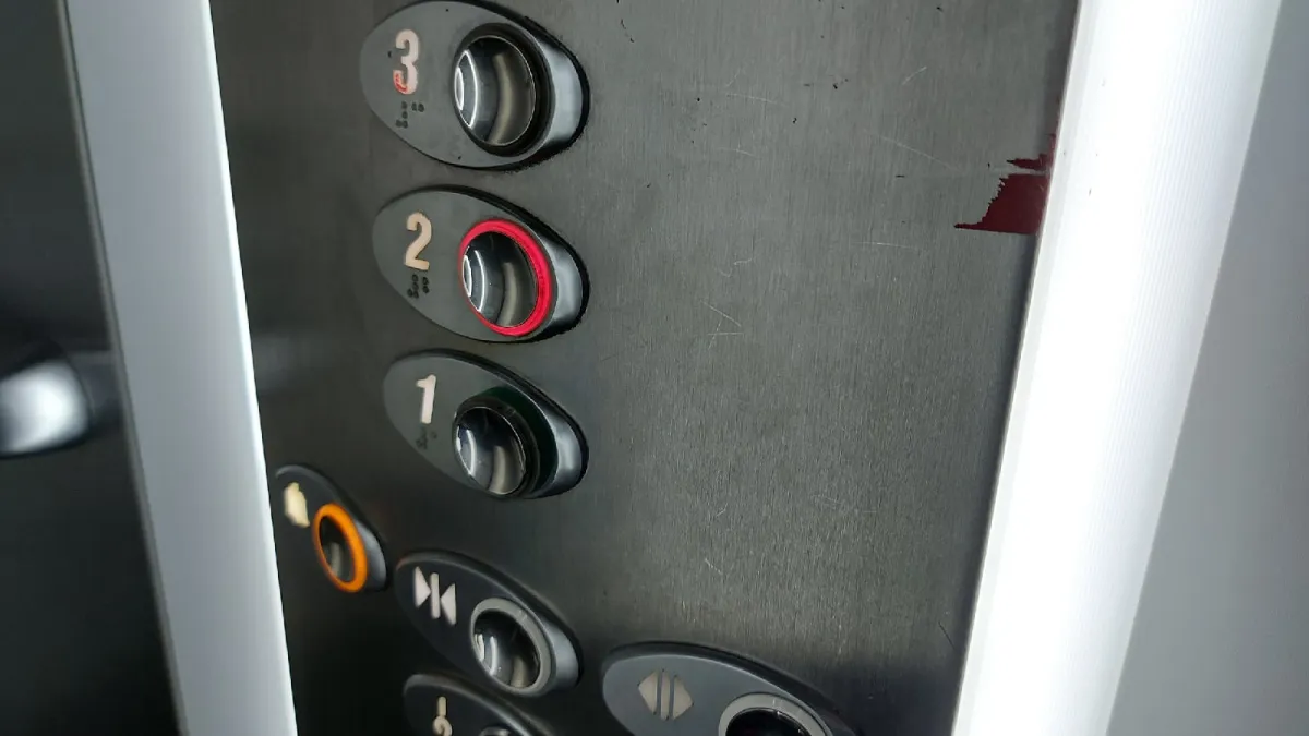 В Подмосковье за февраль очистили от рекламы и надписей более 200 лифтов