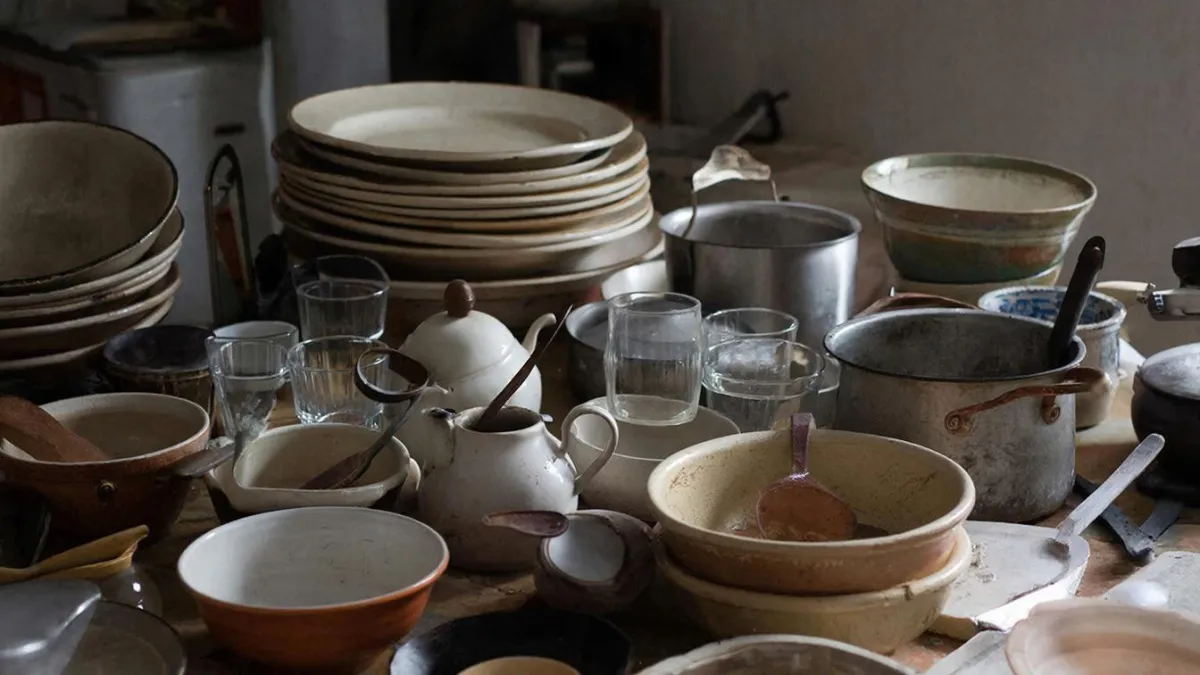 Посуда блестит как новая: ресторанный способ мыть жирные сковородки без вреда от химии