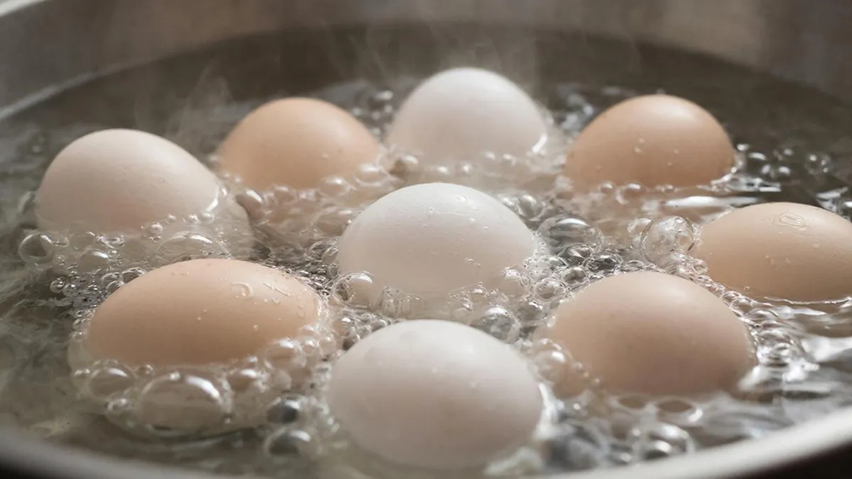 Никогда не кладите яйца после варки в ледяную воду. Секрет, о котором многие не знают...