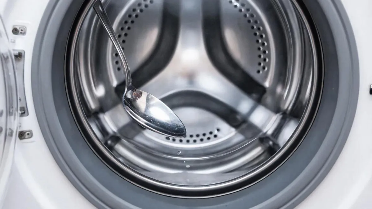 Всегда кладу столовую ложку в барабан стиралки — теперь стирка чище, а полотенца как новые