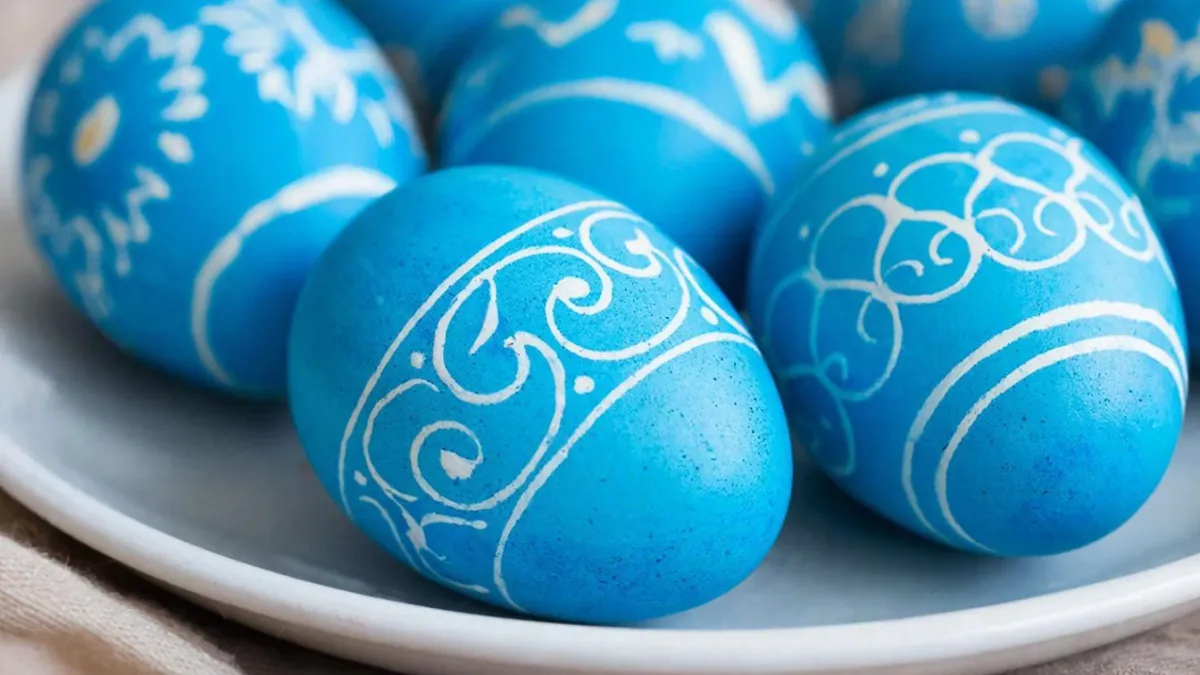 Опускаю яйца в отвар из натуральных ингредиентов — достаю яйца небесно-голубого цвета