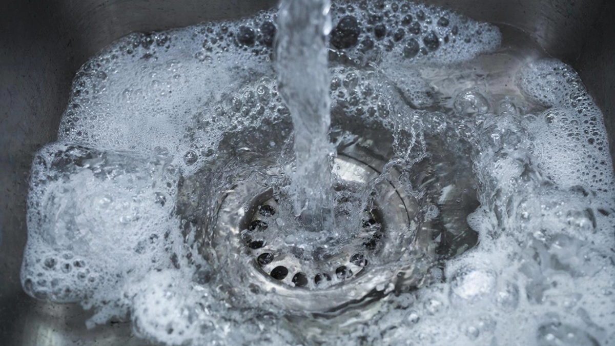 Засор в трубе прочистится без вантуза и химии: запомните этот простой домашний способ