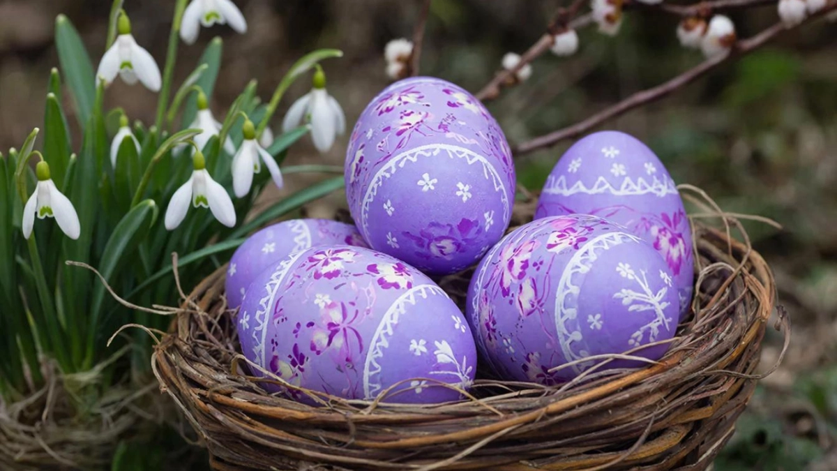 Трендовый сиреневый оттенок для пасхальных яиц: простой способ окрашивания натуральными средствами
