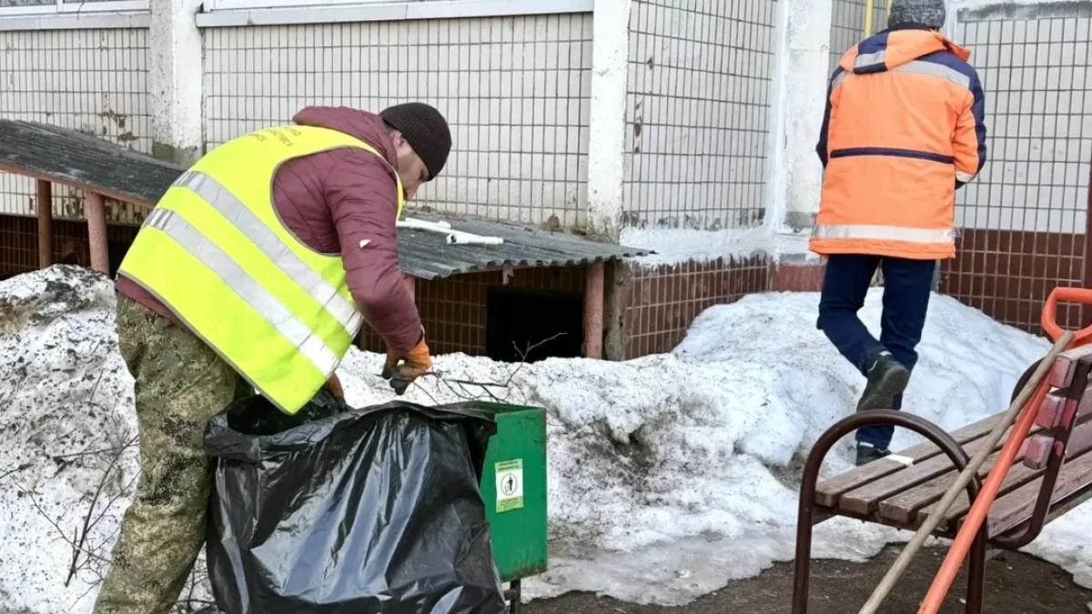 Жители Наро-Фоминска добились расчистки занесенных снегом лавочек во дворе