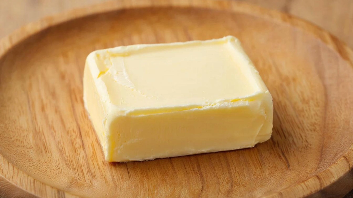 Сливочное масло: легко отличить подделку поможет один хитрый трюк — возьмите с собой в магазин обычный фонарик