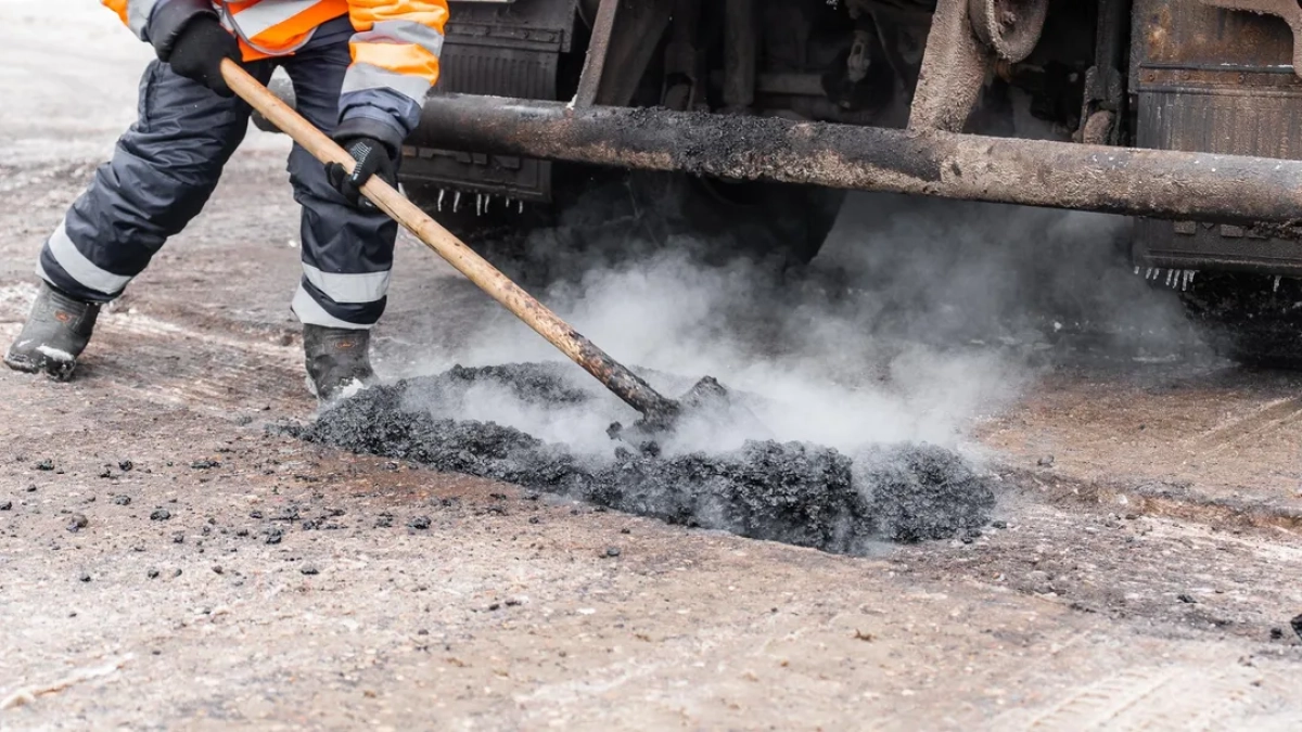 В Наро-Фоминском округе ежедневно заделывают около сотни дорожных ям