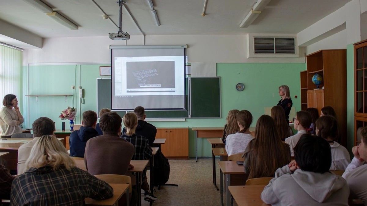 В Наро-Фоминске правоохранители рассказали старшеклассникам о скрытых угрозах в обществе