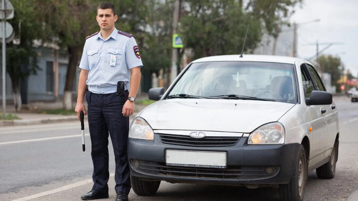 Автоюрист объяснил, какие 3 документа никогда не стоит показывать инспектору ГАИ