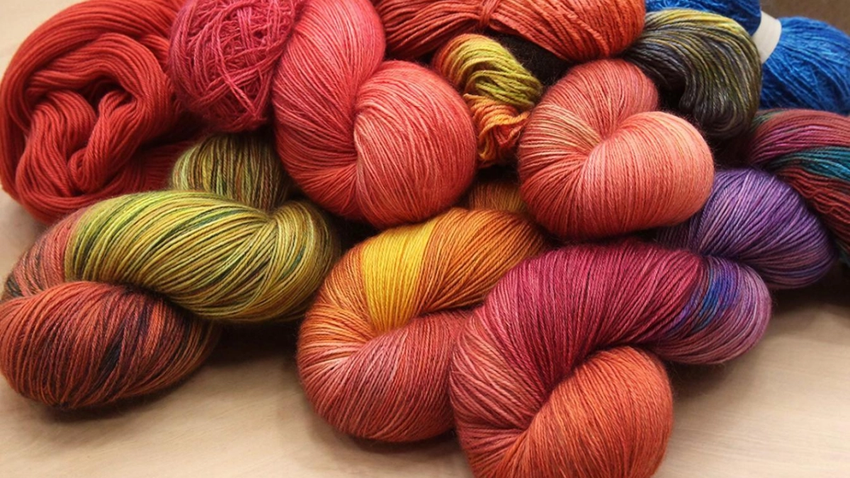 Моя соседка превращает клубки остатков пряжи в полезные домашние штуки — показываю как же повторить