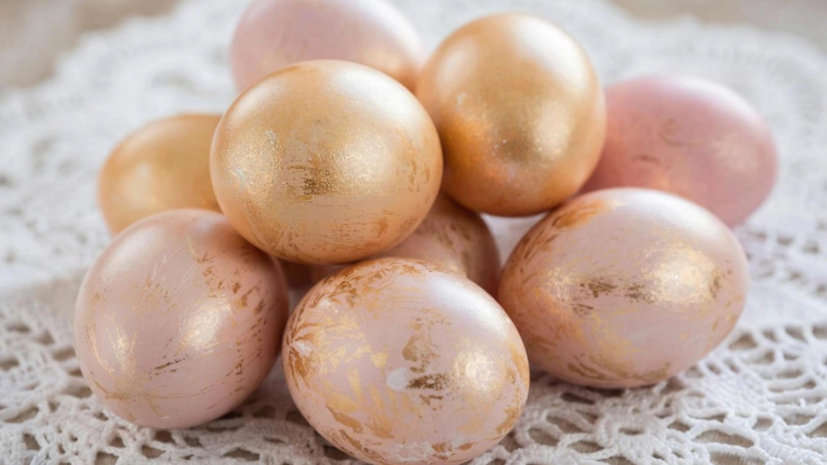Красим яйца на Пасху в «медовый» цвет — реально получается красивее золота, позавидует даже курочка Ряба