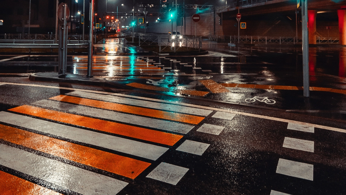 В ГАИ дали ответ: нужно ли пропускать пешехода, который стоит на тротуаре