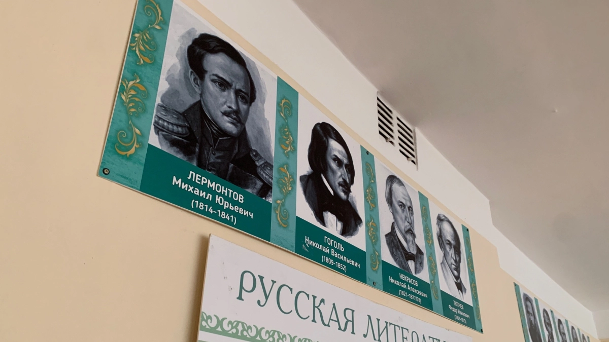 В Московской области в гимназии начали ремонт трещины в стене