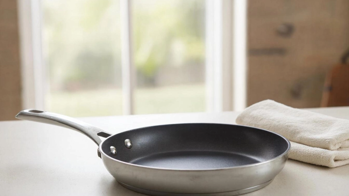 Посуда блестит как новая: ресторанный способ мыть жирные сковородки без единой капли химии