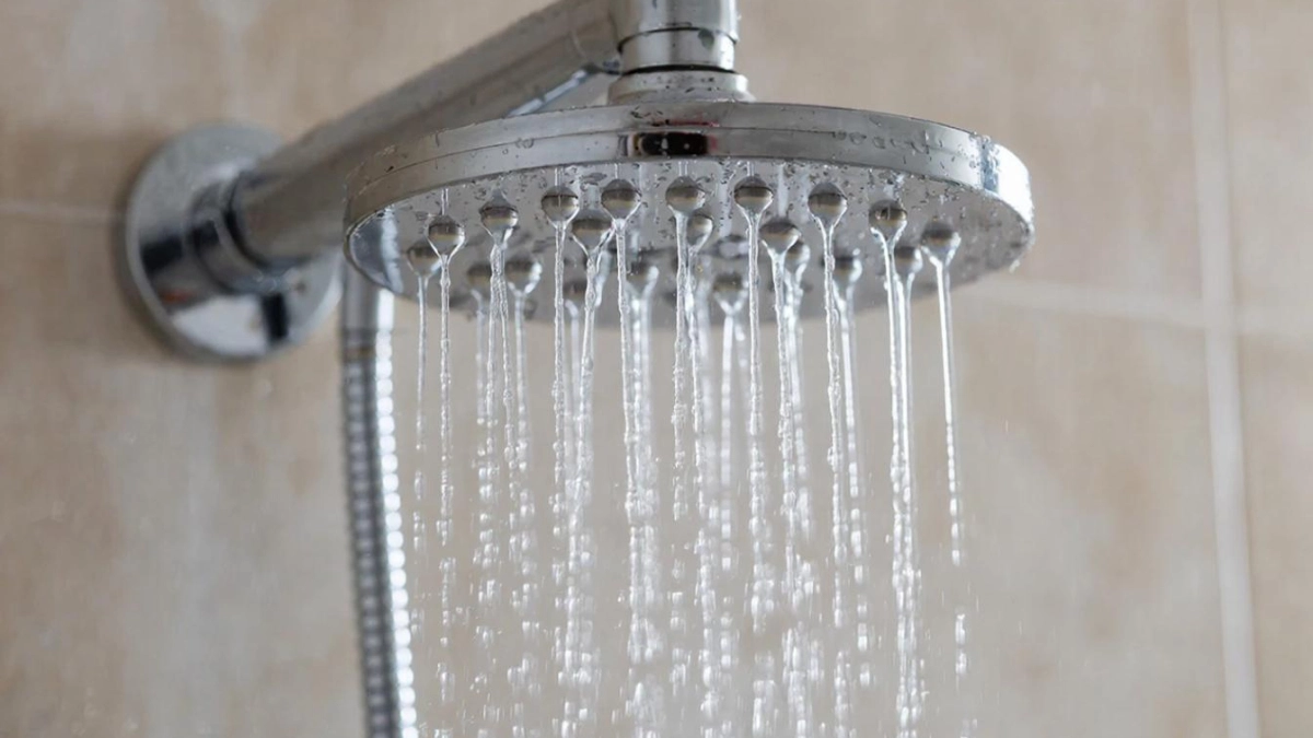 Когда душ брызгает в разные стороны: лайфхак от сантехника, как почистить сетку лейки лимонной кислотой без разборки смесителя