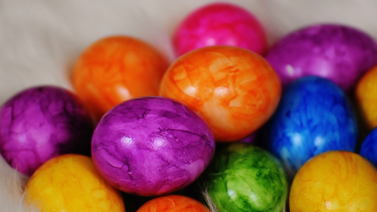 Беру лист фольги — и превращаю яйца к Пасхе в произведение искусства: вино и петрушка таких узоров не дают