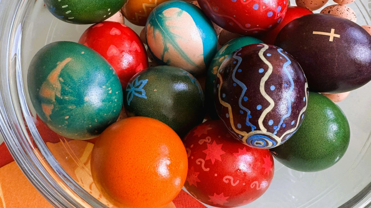 Красим «малахитовые» яйца на Пасху — выглядят эффектнее надоевших «мраморных»