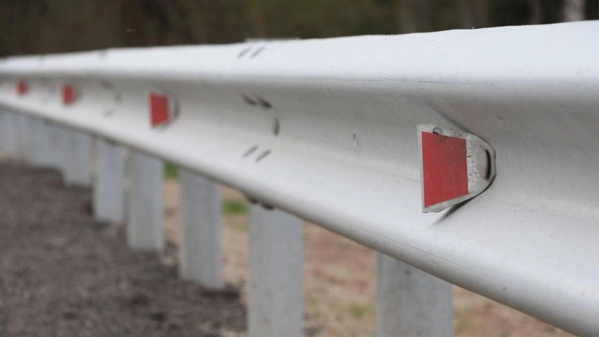 В Подмосковье привели в порядок дорожные ограждения