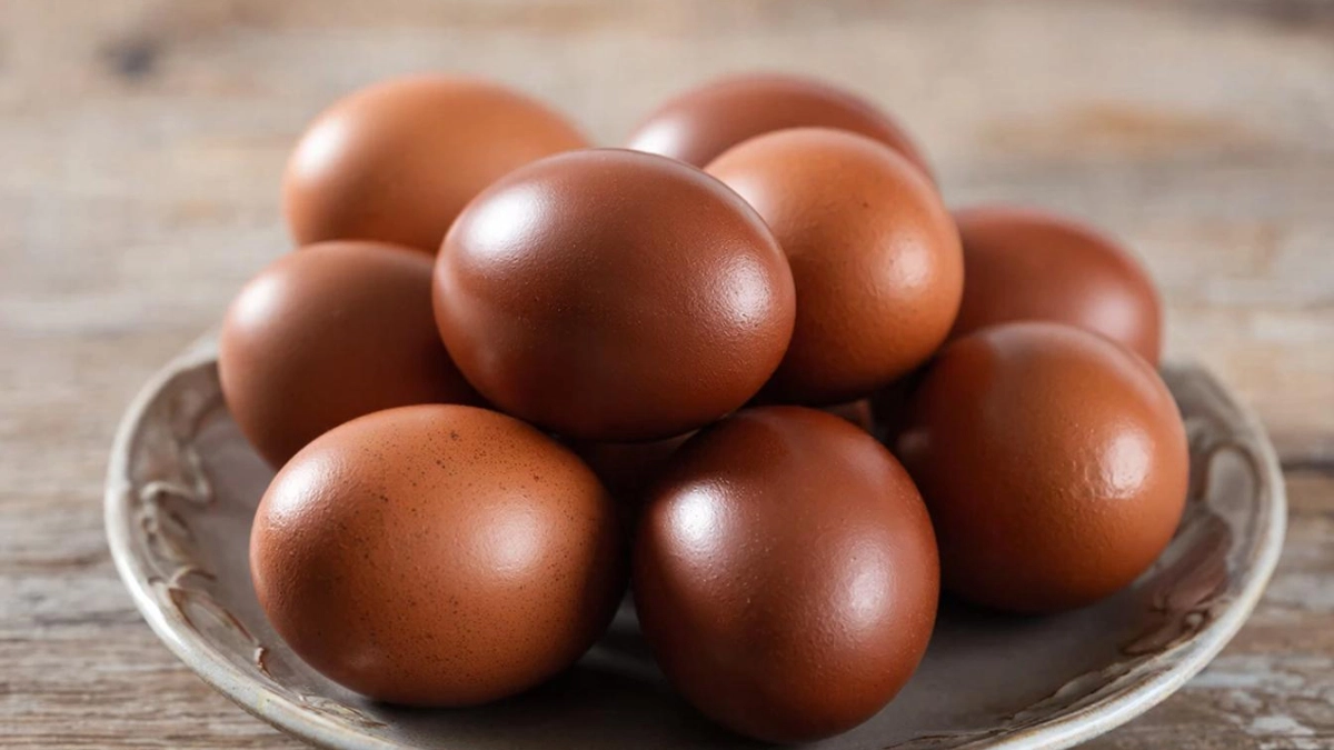 Настоящие «киндеры»: добиваюсь шоколадного оттенка яиц с помощью напитка — настолько красиво, что даже разбивать жалко