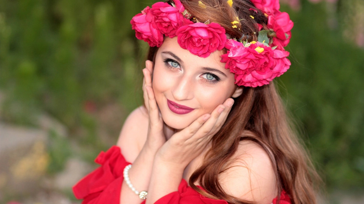 Наношу 1 ампулу на кожу головы: волосы у корней снова плотные и густые, меньше выпадают и лучше держат объем