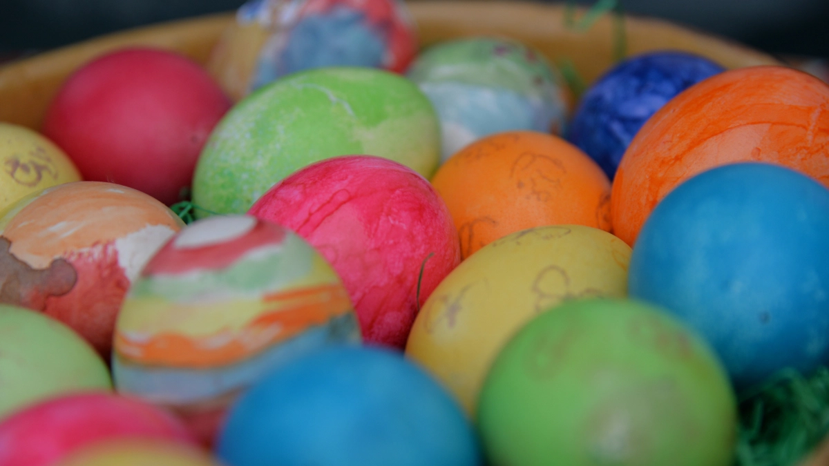 На мой взгляд это самый простой и красивейший способ украсить яйца на Пасху. Последнее время только так и делаю