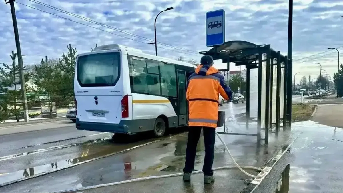 Благоустройство Наро-Фоминска: коммунальные службы массово моют остановки и убирают мусор