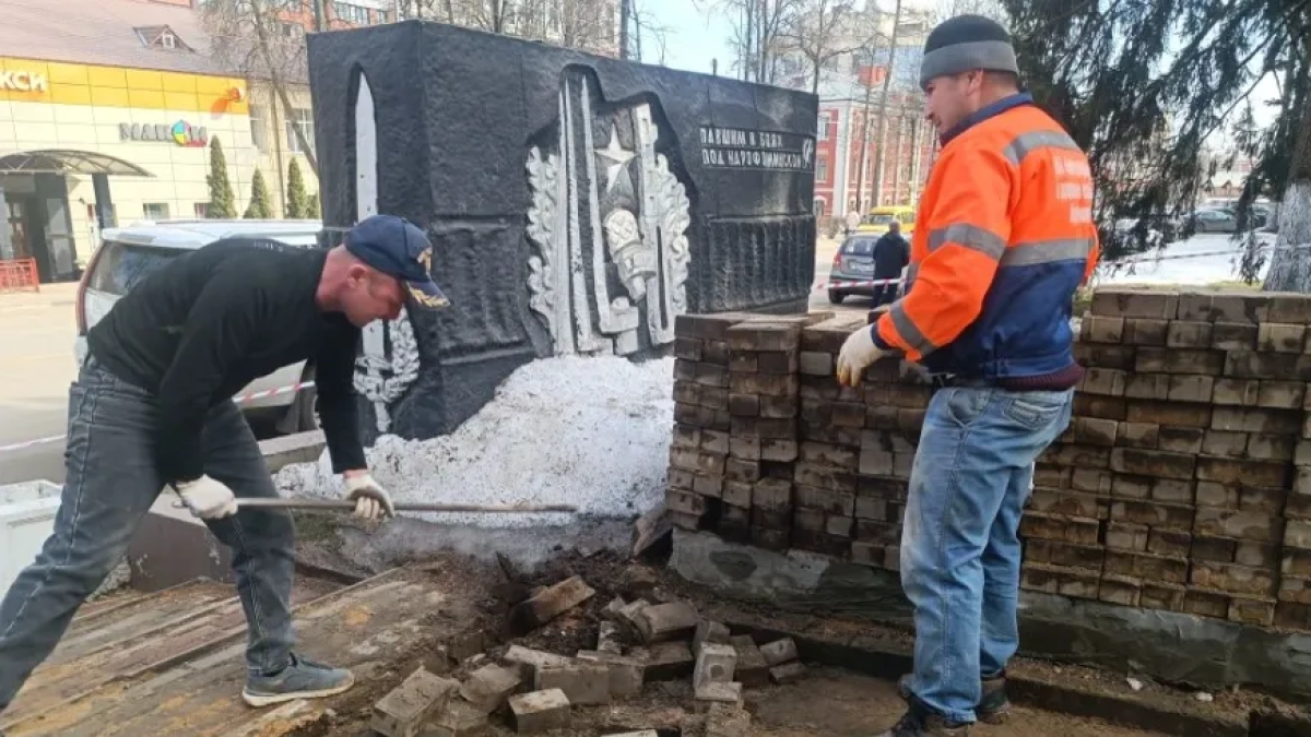 В Наро-Фоминске приступили к масштабному обновлению Аллеи героев в Детском парке к майским праздникам и столетнему юбилею города