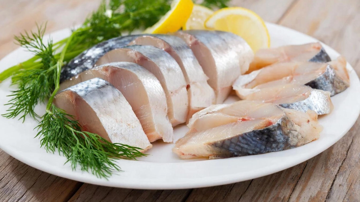 Как правильно засолить скумбрию дома: простой рецепт вкусной рыбы — стоит попробовать каждому