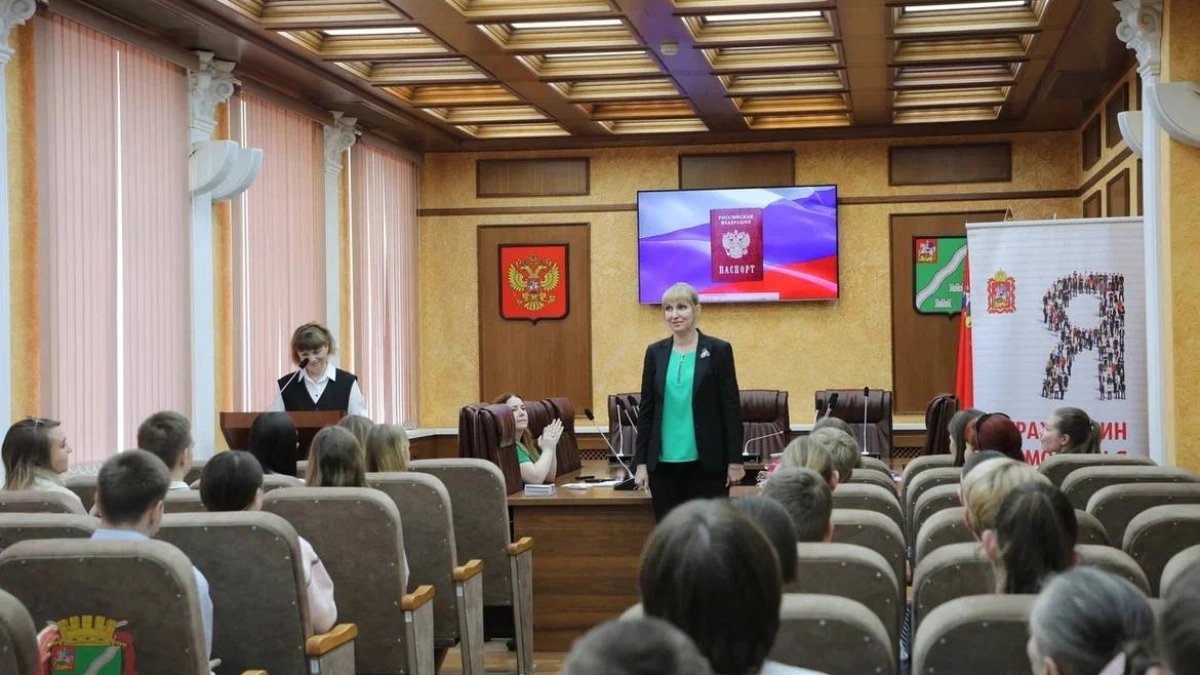 В Наро-Фоминске подростки получили главный документ страны на торжественной церемонии