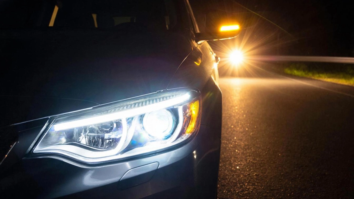 Верховный суд вынес решение: какой поворотник следует включать при въезде на кольцо — правый или левый?