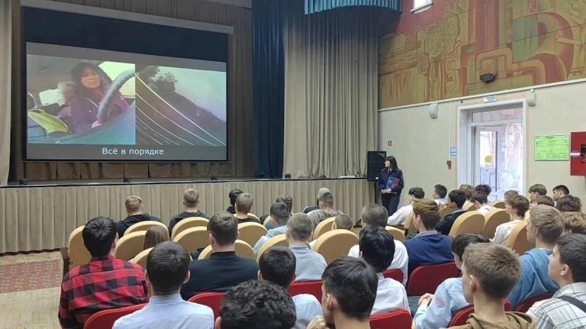 В Наро-Фоминске автоинспекторы и педагоги обучили курсантов техникума правилам безопасного вождения