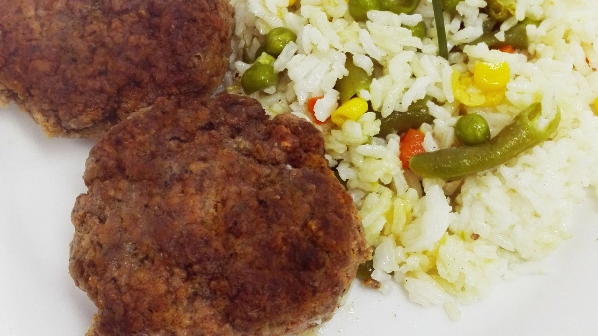 Не хлеб и даже не манка: вот что добавляли в фарш для вкусных котлет, чтобы они были сочными - трюк столовых СССР