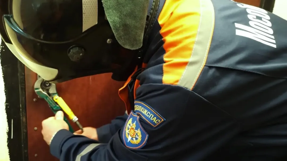 Спасатели в Наро-Фоминске проникли в закрытую квартиру, чтобы помочь мужчине с инсультом
