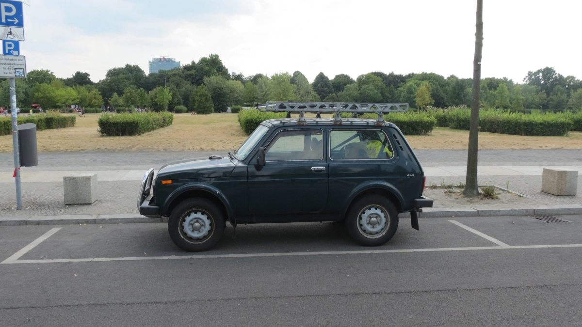 В ГАИ дали четкий ответ: нужно ли пропускать пешехода, который стоит на тротуаре