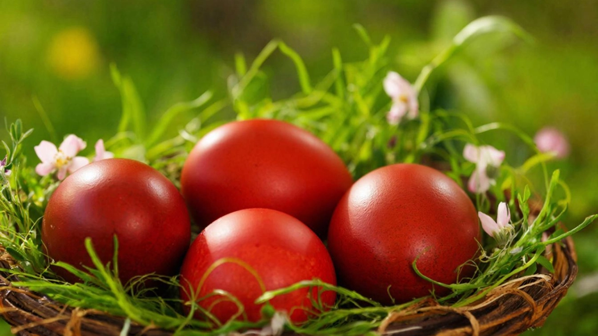Никакой химии: способ покрасить яйца в настоящий красный цвет — работает лучше магазинных красителей