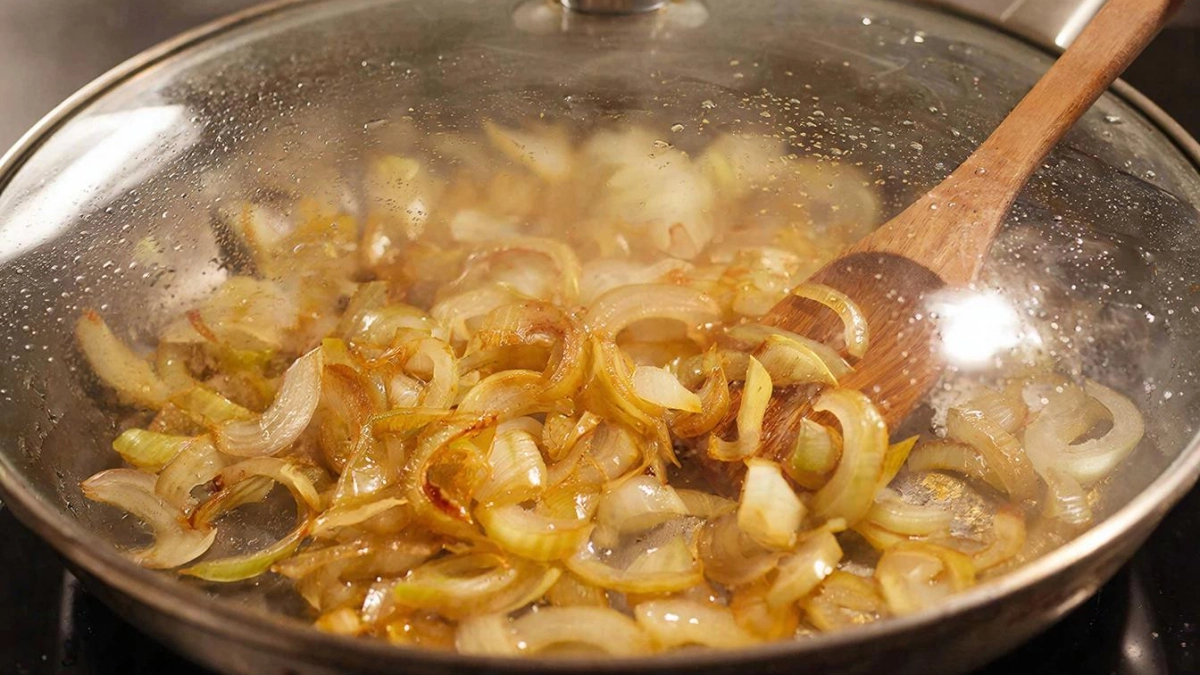 Зачем некоторые добавляют щепотку соды при жарке лука? Стоит ли "игра" свеч?