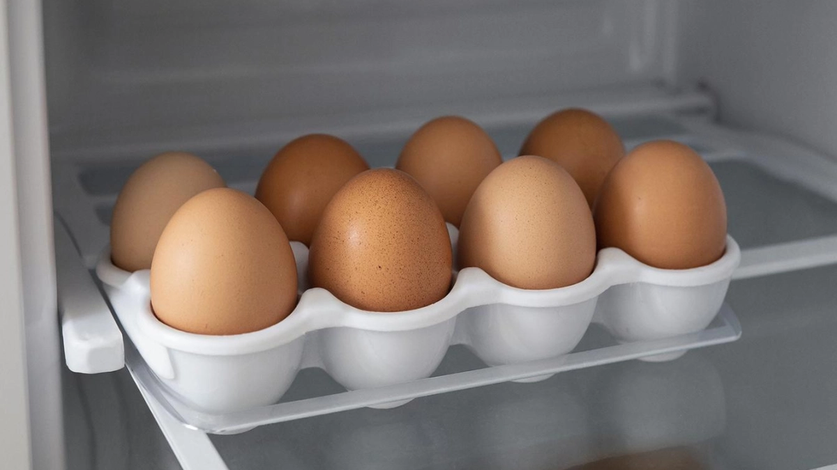 «Специальное место» — на самом деле опасное. Почему нельзя хранить яйца в дверце холодильника