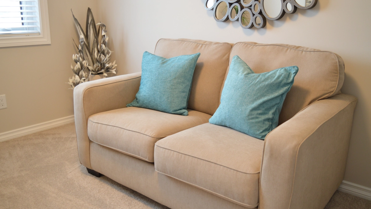 Ставить диван у стены больше не в моде: рассказываем про 4 современных приема для комфорта в гостиной