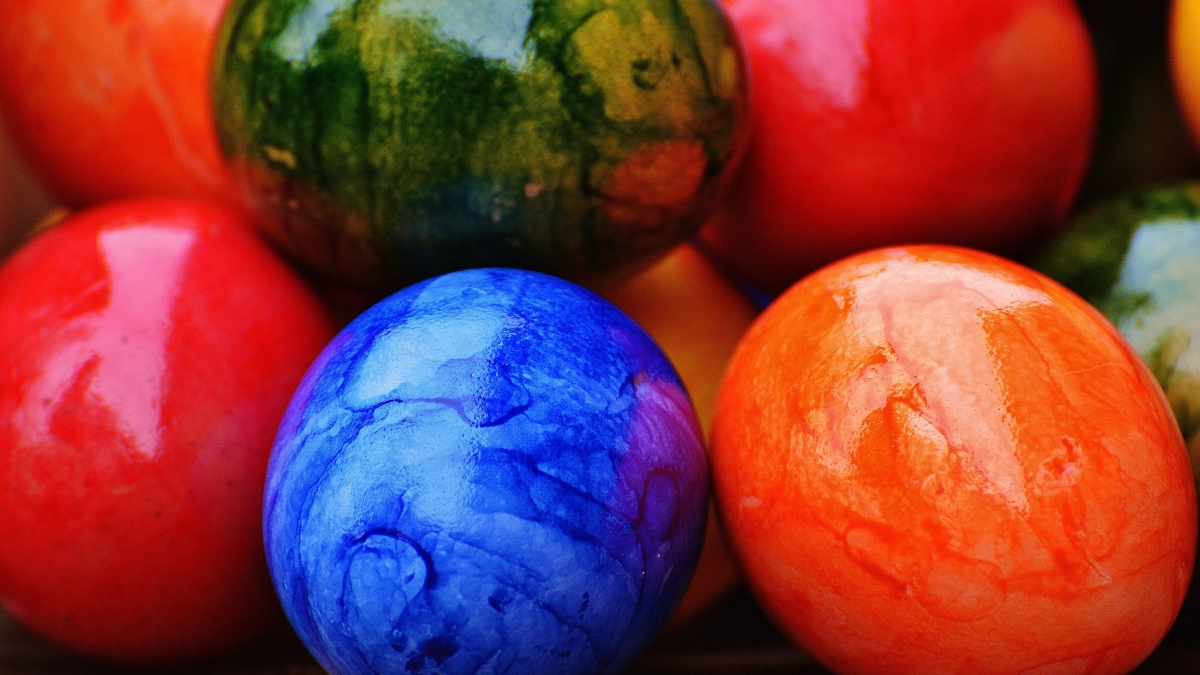 Красим «малахитовые» яйца на Пасху — выглядят эффектнее «мраморных»