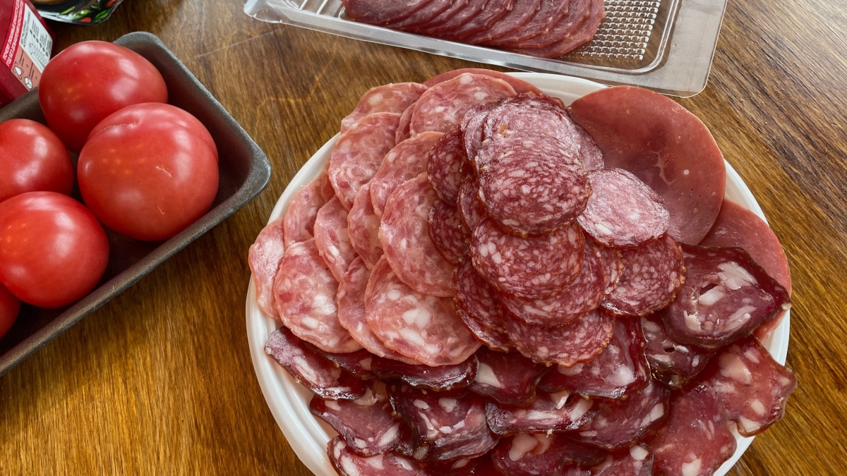 В Подмосковье специалисты проверили качество колбасных изделий с помощью органолептики