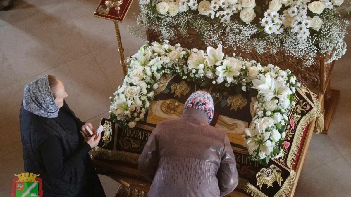 В Наро-Фоминске сотни верующих собрались у Никольского собора перед Пасхой