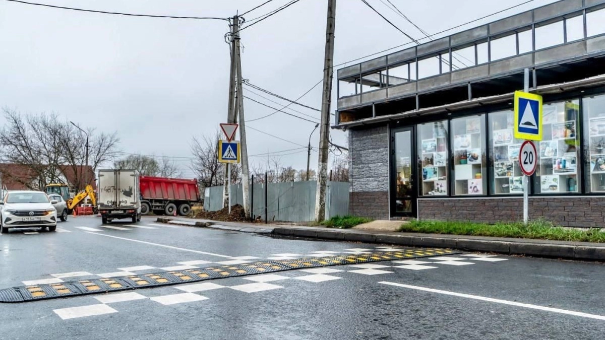 В Подмосковье дорожники восстановили 10 искусственных неровностей на региональных трассах