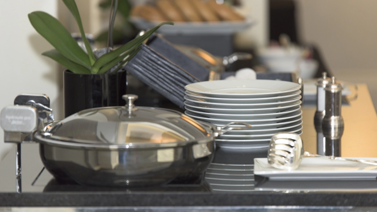 Посуда блестит как новая: профессиональный способ мыть жирные сковородки без химии