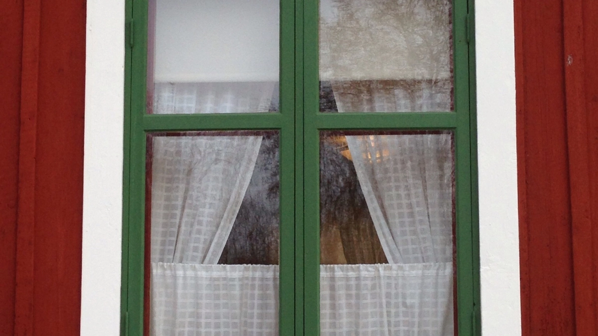 1 пузырёк в таз при замачивании: Желто-серый тюль станет снова белой