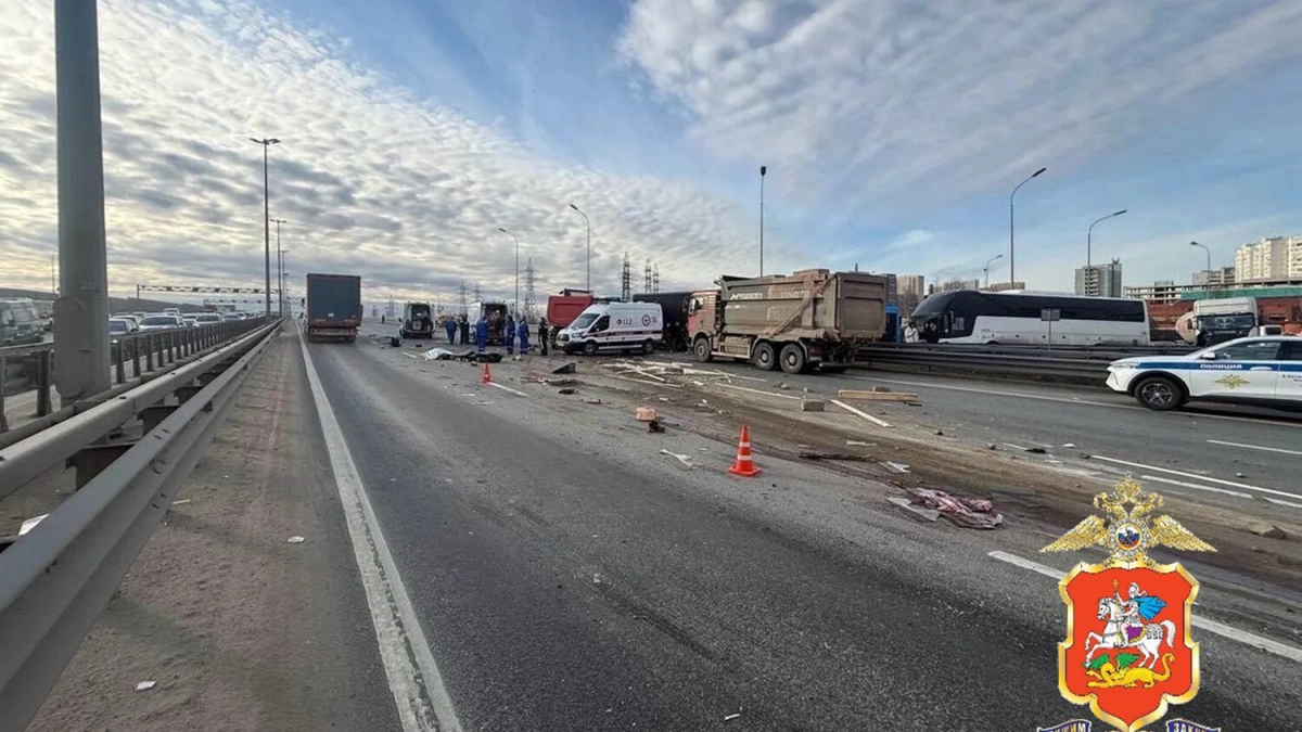 В Московской области грузовик на скорости протаранил легковую машину