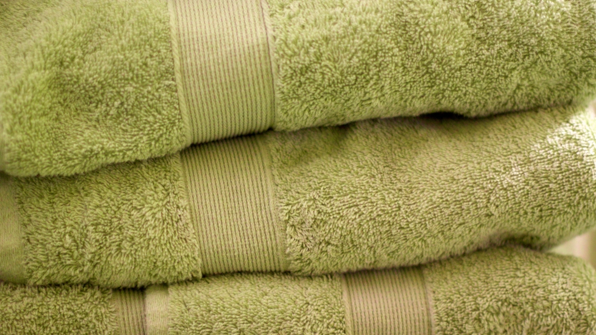 Старые полотенца больше не выбрасываю, а нахожу им новое применение. Разрезала и сшила тёплую, нужную и полезную вещь для дома