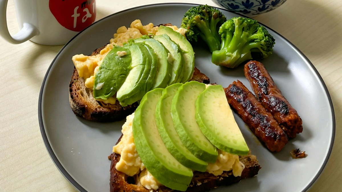 Не ешьте это утром! Эксперты назвали самый вредный завтрак, который бьет по здоровью сильнее жирной яичницы